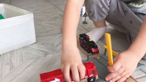 Играем в деревянную железную дорогу Brio и Ikea и парковку. Землетрясение на железнодорожном мосту.