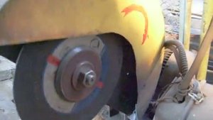 Самодельная маятниковая пила в кузне.Отрезной станок.