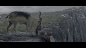 Горный козел чуть не сбросил с обрыва летчика