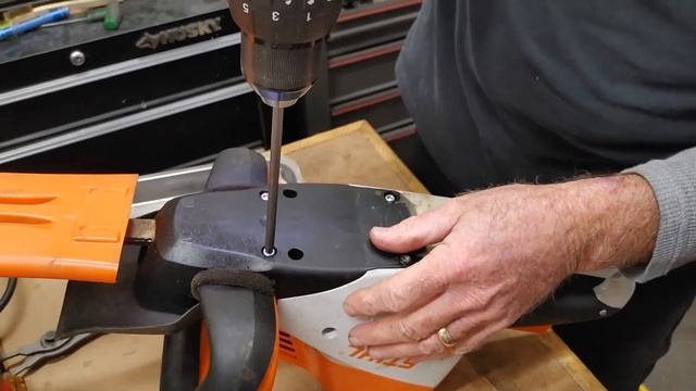 Stihl HSA 56 Cordless Hedge Trimmer, Greasing the Gearbox смотреть онлайн