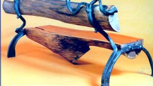 Кованая скамейка из бревна лавочка с ковкой из бревен