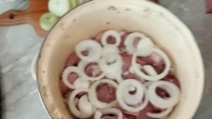 Нарезка и маринад мяса на шашлык