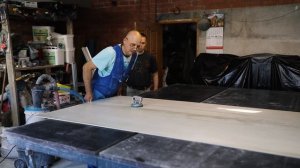 Крупноформатный керамогранит режем в мастерской.