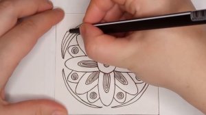 Зентангл Чернобелый цветок в крапинку