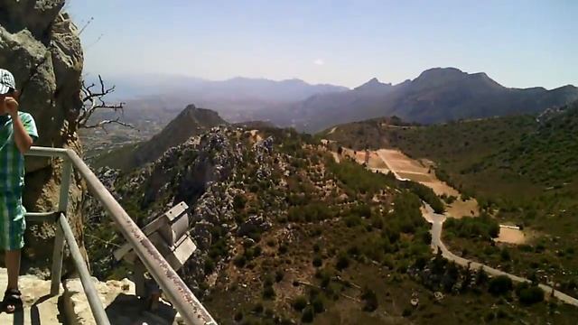 Замок Святого Илариона. На высоте 725 метра над уровнем моря ( Северный Кипр, Кериния.) Замок и вид смотреть онлайн