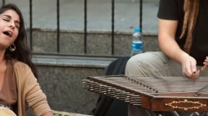 Уличные музыканты. Красивый голос девушки.