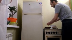 Яйца в смятку или как приготовить яишницу за 1 минуту с сосисками и луком на нагретой плите