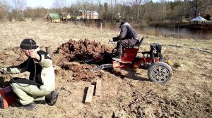 Мини экскаватор прицепного типа в действии
