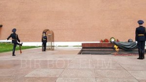 СМЕНА ПОЧЕТНОГО КАРАУЛА У ВЕЧНОГО ОГНЯ В МОСКВЕ.Change of the guard of honor at the Eternal Flame .