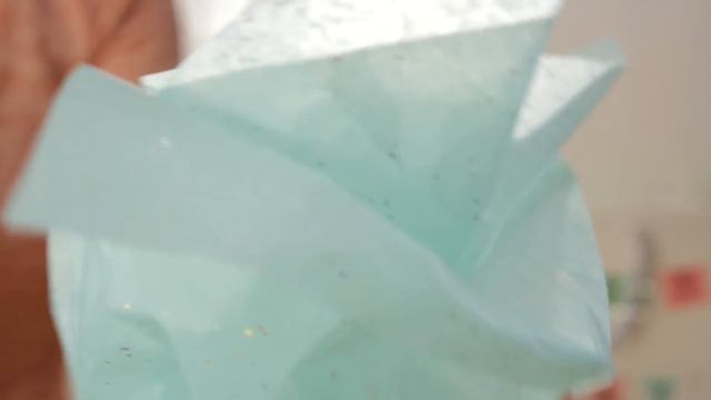 Giftology: How to Fill a Gift Bag with Tissue смотреть онлайн