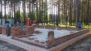 Кладка идет. Промерили размеры коробки.