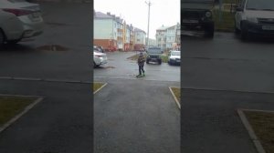 пробую прыгать на самокате через бордюр