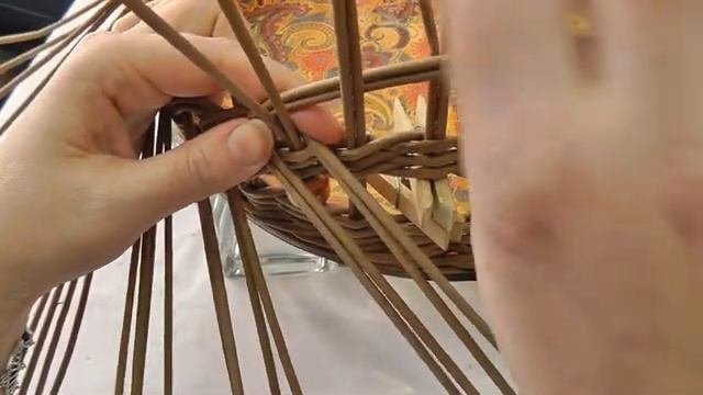 Ажурные ручки для подноса из газетных трубочек
