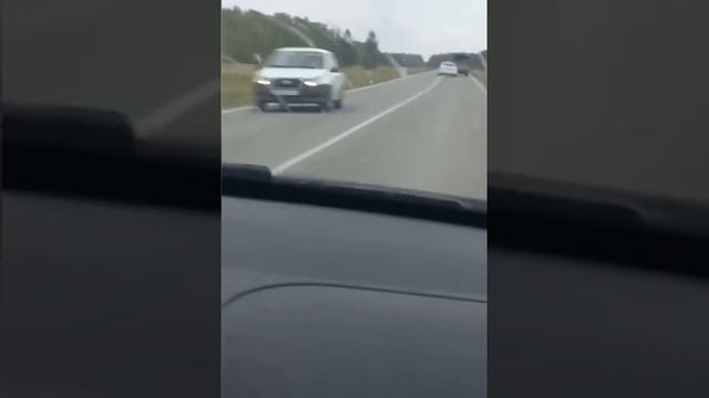 В Омске пьяный мужик угнал машину ДПС