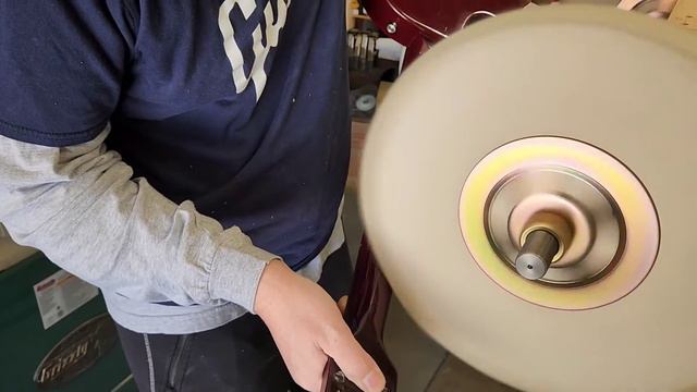Buffing and polising a Gibson headstock смотреть онлайн