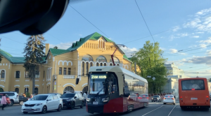 Трамвай "Минин". Улица Пискунова. Нижний Новгород.