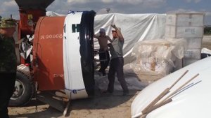 Загрузка зерна в полимерные рукава Shanghai Hitec Plastics.