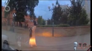 Пьяная девушка еле держится на ногах