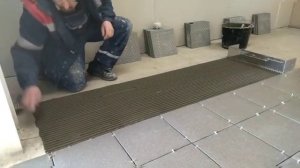 УНИВЕРСАЛЬНАЯ гребёнка для НАНЕСЕНИЯ клея в ДЕЛЕ! Укладка плитки.