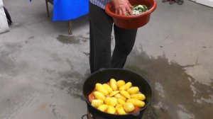 Окорочка с картошкой в казане. Курица с картошкой в казане. Казан кебаб из курицы в казане на костр