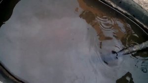 Качаем, поднимаем воду из скважины, водоёма без насоса и поршня с помощью костра.