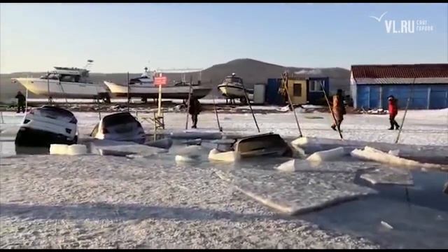 VL.ru - В бухте Воевода десятки машин ушли под лед смотреть онлайн