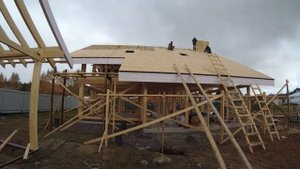 Устройство основания кровли под мягкую черепицу на фахверк доме.