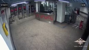 В Московском метро мужик напал ножом на сотрудника метрополитена!!!