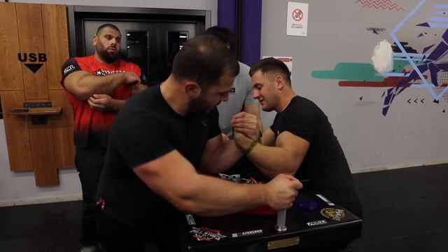 LEVAN SAGINASHVILI VS CHAMPIONS DU MONDE DE BRAS DE FER | BRAS DE FER SPORTIF смотреть онлайн