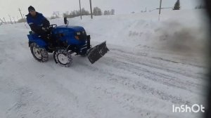 минитрактор скаут т12 чистит снег отвалом