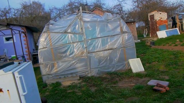 Как посадить картофель если нет лошади. Как в нашей семье сажают картофель. Посылка от тайного Сант смотреть онлайн