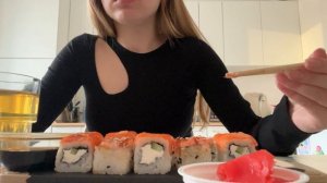 МУКБАНГ РОЛЛЫ ФИЛАДЕЛЬФИЯ И ЗАПЕЧЕНЫЕ С ЛОСОСЕМ