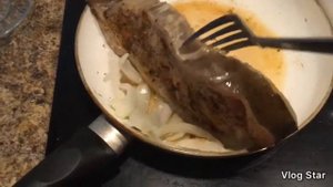Сом в сметанном соусе с помидорками на луковой подушке!