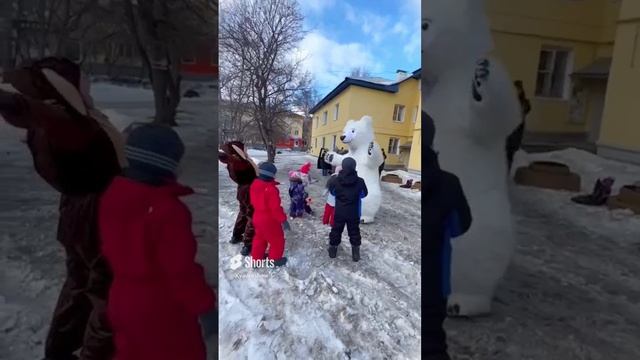 Дети не ожидали, что к ним на праздник пришел белый мишка Умка? Все в шоке! #дети #Умка #мишка