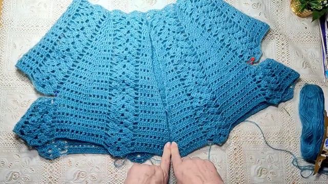 Вяжу сразу 2 процессаКардиган крючком с кокеткой с верху