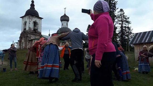 Русская народная игра "Дударь". Играют жители деревни Морщихинская Архангельской области.