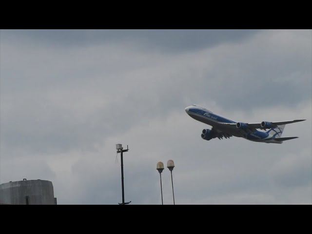 Огромный Боинг-747 АВС над крышей пролетел, чуть фонари не задел. #video #boing747