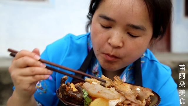苗大姐做鸡肉大杂烩，鸡头鸡爪嗦不停，完全不顾形象！【苗阿朵美食】