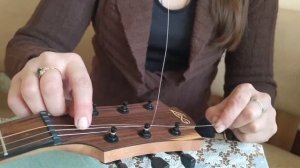 Установка струн на акустическую гитару.