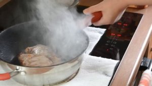 Жарка мяса на индукционной варочной панели(Electrolux EHH6340FOK)