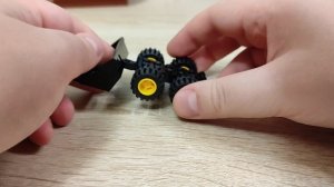 Самоделка Мини-трактор с двумя манипуляторами из Lego