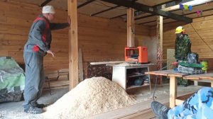 Пилим доски в гараже.