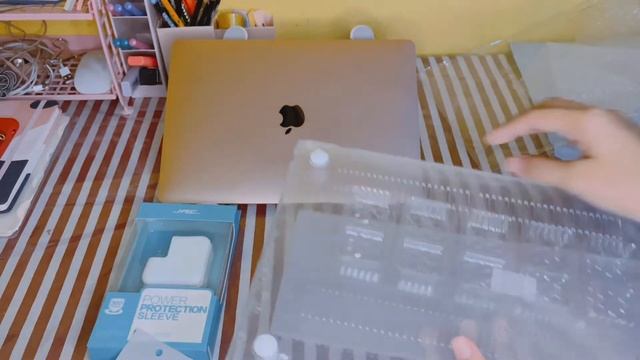 UNBOXING MACBOOK AIR 2020 M1 CHIP 256GB I *ACCESSORIES* смотреть онлайн