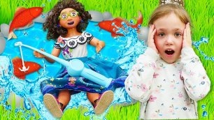 Игрушки Энканто в Мегаклинике: Мирабель простудилась. Видео для детей — лечим игрушки!