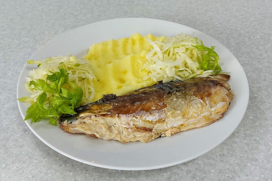 скумбрия на таганке в пергаменте. скумбрия запеченная в пергаменте. сало в пергаментной бумаге. скумбрия жареная в пергаменте. голец запеченный.