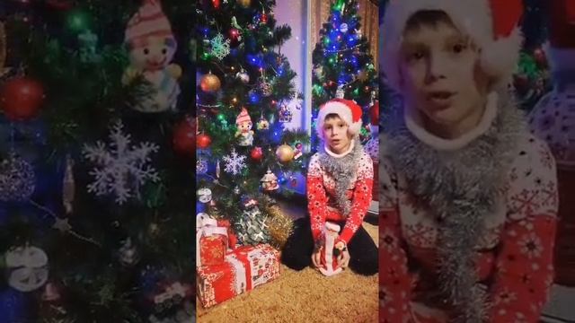 Стихотворение "Новогодние чудеса" читает Корнилов Матвей
