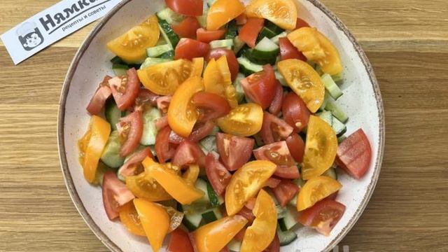 Греческий салат с брынзой и маслинами