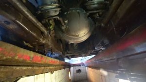 2013 автобус Higer KLQ6119 TQ общее устройство подвески, вид из смотровой ямы