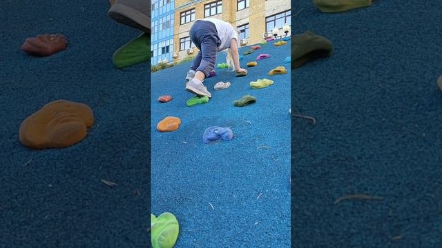 Алисия гуляет...площадка.. препятствия.. собирание монет..август 2024.
