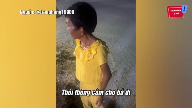 'NGƯỜI PHỤ NỮ' lớn tuổi thấy xe hơi đi qua 'LÀ CHỌI ĐÁ' và nguyên nhân phía sau | Tin Nhanh 3 Phút смотреть онлайн